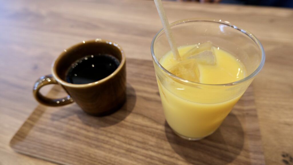 オレンジジュースとコーヒー